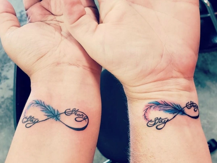 Tatuaggi bellissimi, tatuaggio piuma e scritta, scritta Stay Strong, tattoo polso della mano