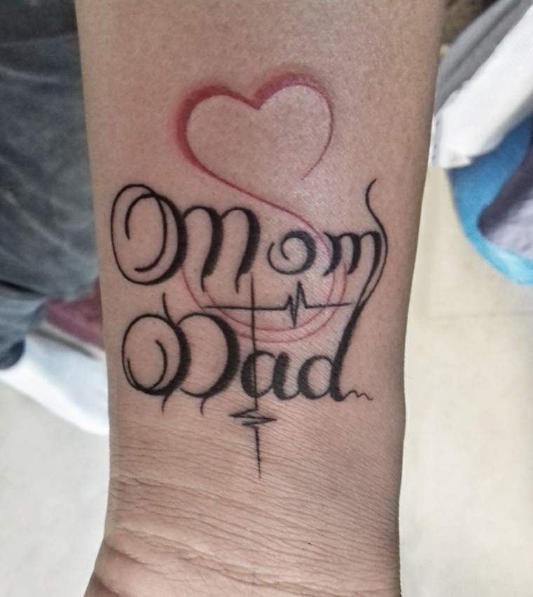 Tatuaggio mamma e papà, tattoo sul polso della mano, disegno cuore rosso