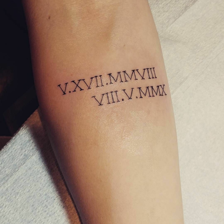 Tatuaggi braccio donne, tattoo sull'avambraccio, tatuaggio con numeri romani