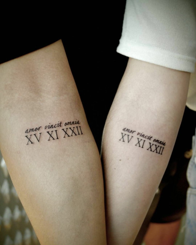 Scritte tattoo, tatuaggio di coppia, tattoo sull'avambraccio, tatuaggi cpn numeri romani