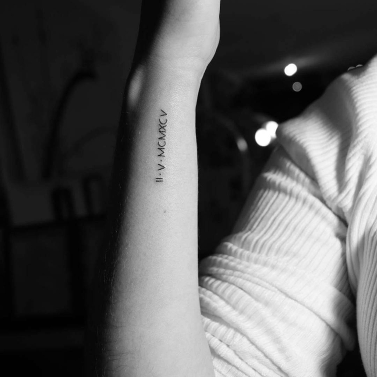 Tatuaggi sul polso, tattoo sul braccio donna, tatuaggio con numeri romani
