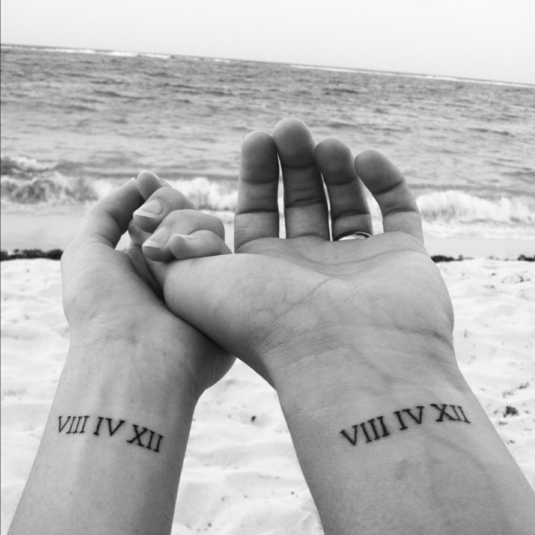 Tatuaggio con numeri romani, tattoo sul polso della mano, spiaggi con mare