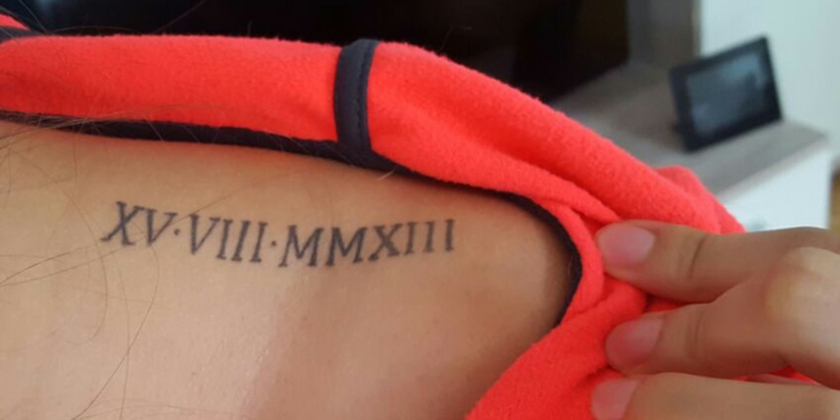 Tatuaggi piccoli particolari femminili, tatuaggio con numeri romani, tattoo sulla spalla