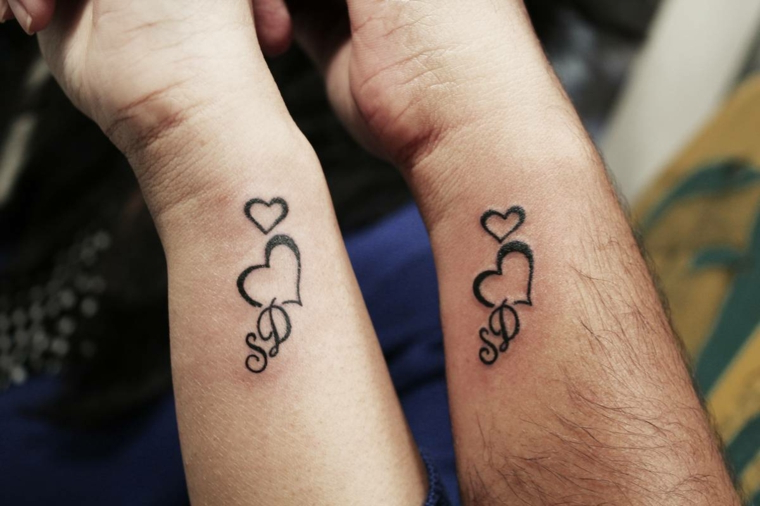 Tatuaggio con cuore, tattoo sul polso della mano, tatuaggio con iniziali