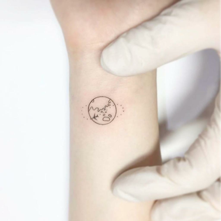 Tatuaggio sul polso della mano, disegno aereo sul polso, tattoo mondo
