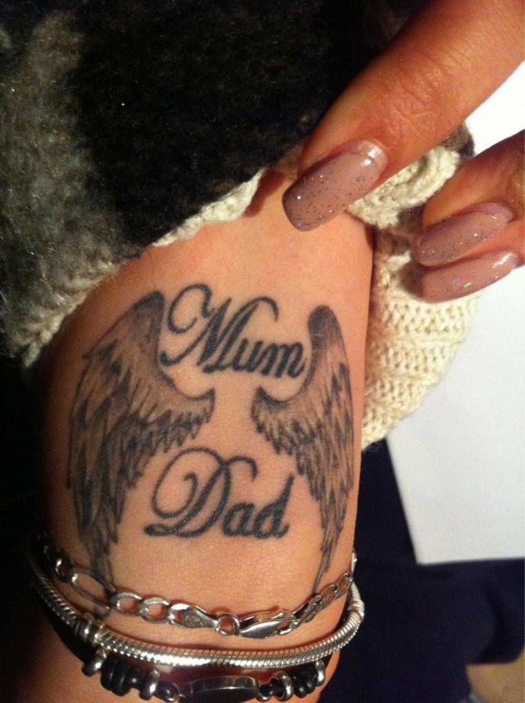 Tatuaggio per mamma e papà, tattoo sul polso della mano, disegno tatuaggio ali di angelo