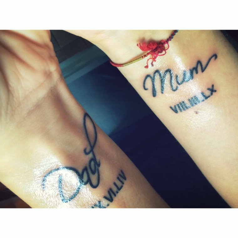 Tattoo sul polso della mano, tatuaggio per la mamma e il papà, tatuaggi con numeri romani