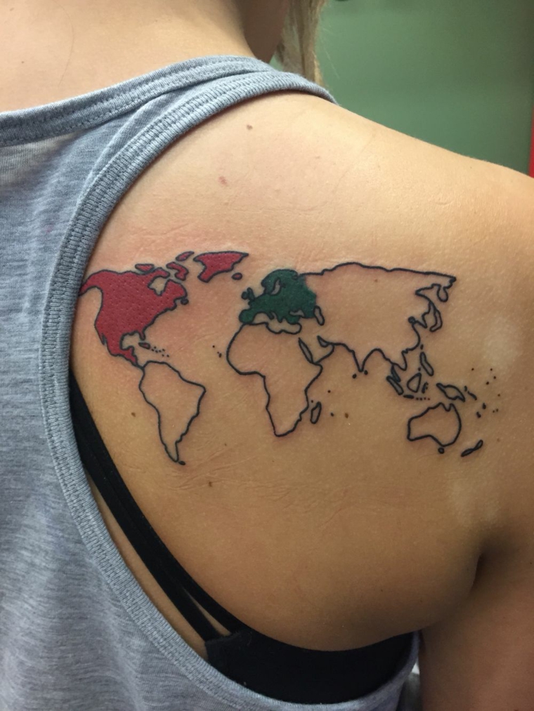 Tatuaggio di continenti colorati, tattoo sulla spalla, donna con tatuaggi mondo
