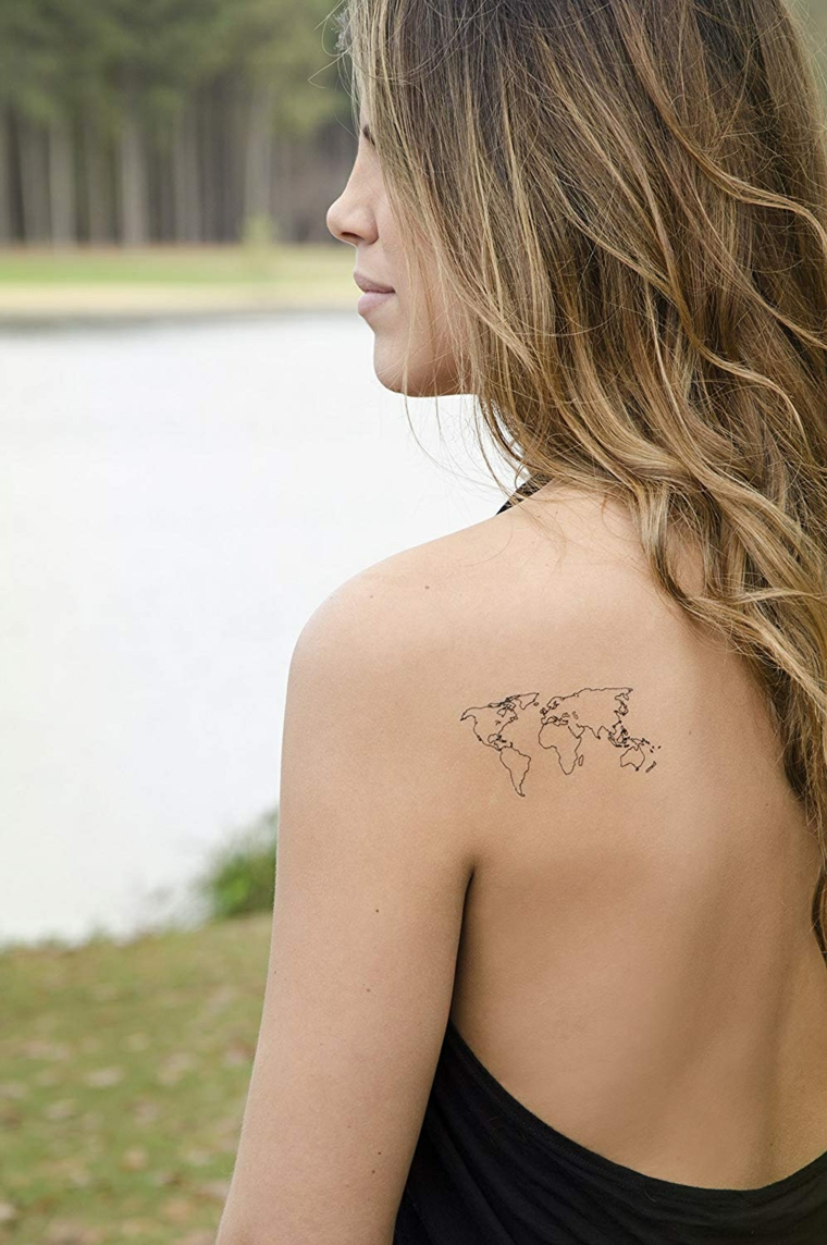 Tattoo donna sulla spalla, disegno mappamondo, tatuaggi più belli, donna con capelli biondi