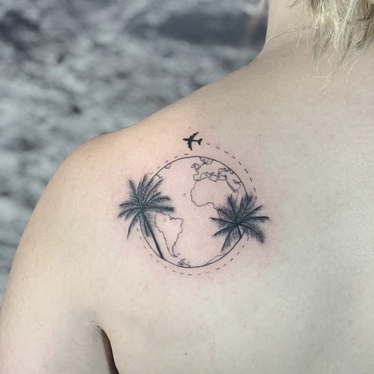 Tatuaggi fighi, tatuaggio globo con palme, disegno tratteggio con aereo
