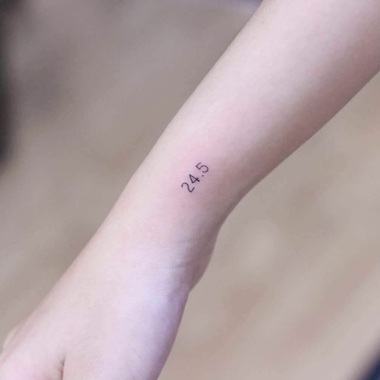 Tatuaggi sul polso, tattoo con numeri arabi, piccolo tatuaggio donna