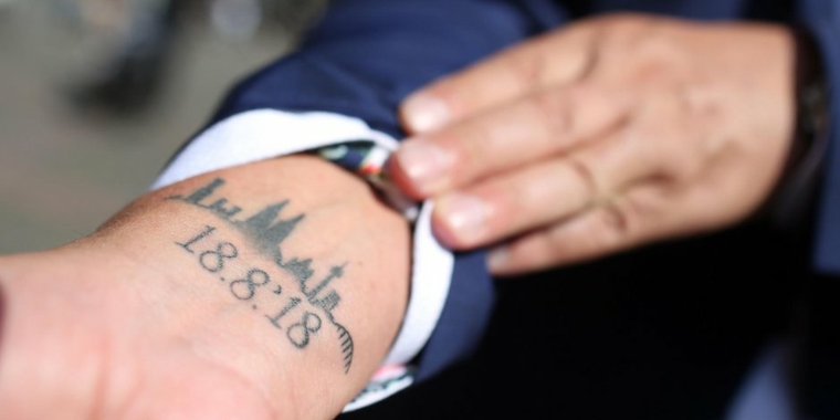 Tatuaggi significati profondi, tattoo sul polso della mano, tatuaggio con data e disegno