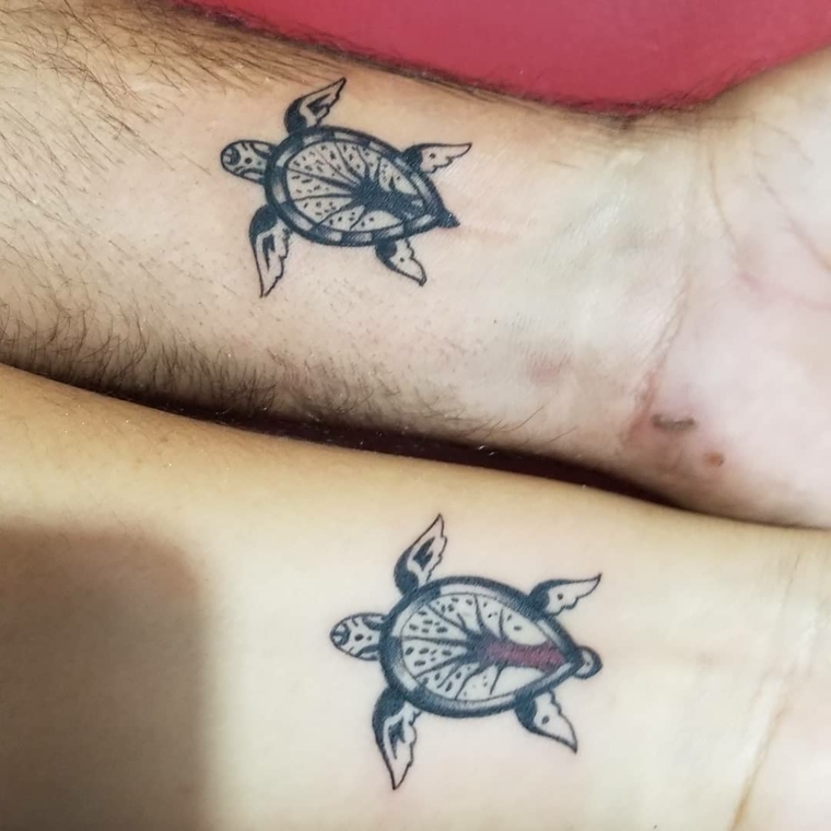 Disegno tattoo tartaruga, disegno tatuaggio polso, tatuaggi per le coppie