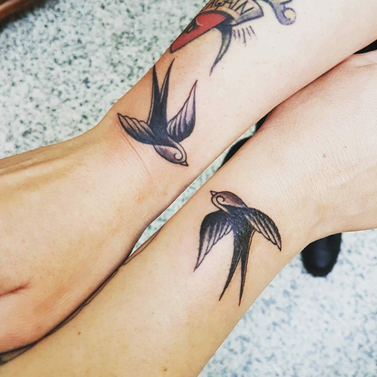 Tattoo uccelli sul polso, tattoo scritta inglese, tatuaggi di coppia, mani uomo e donna