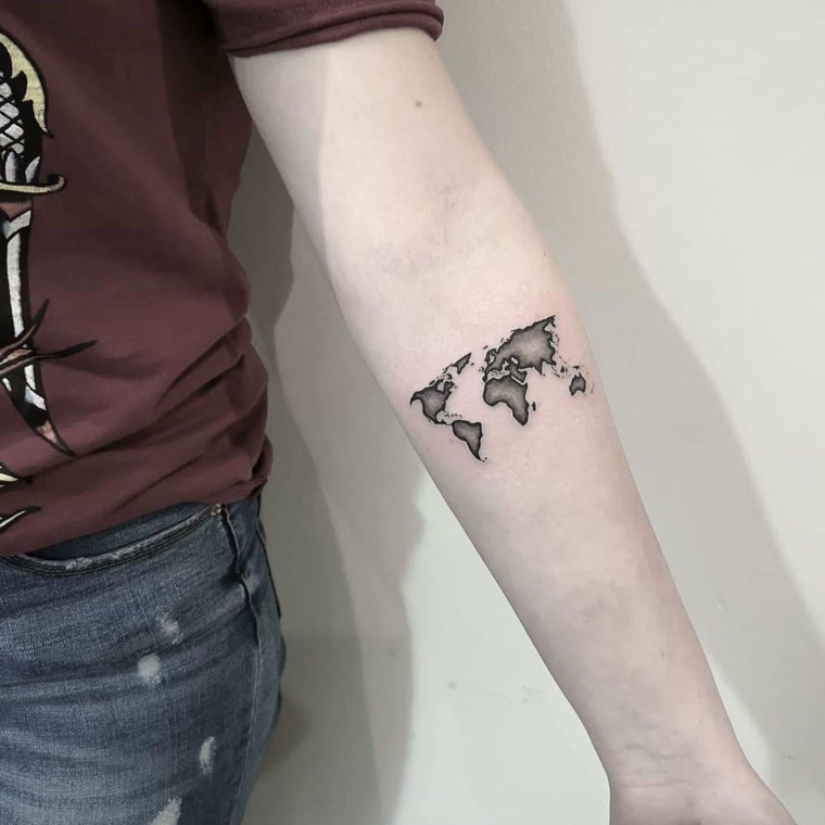 Braccio uomo tattoo, tatuaggio sull'avambraccio, disegno tattoo mappamondo