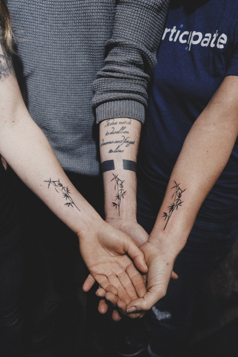 Tatuaggi di coppia, catalogo tatuaggi, disegno fiori sul polso, mani unite