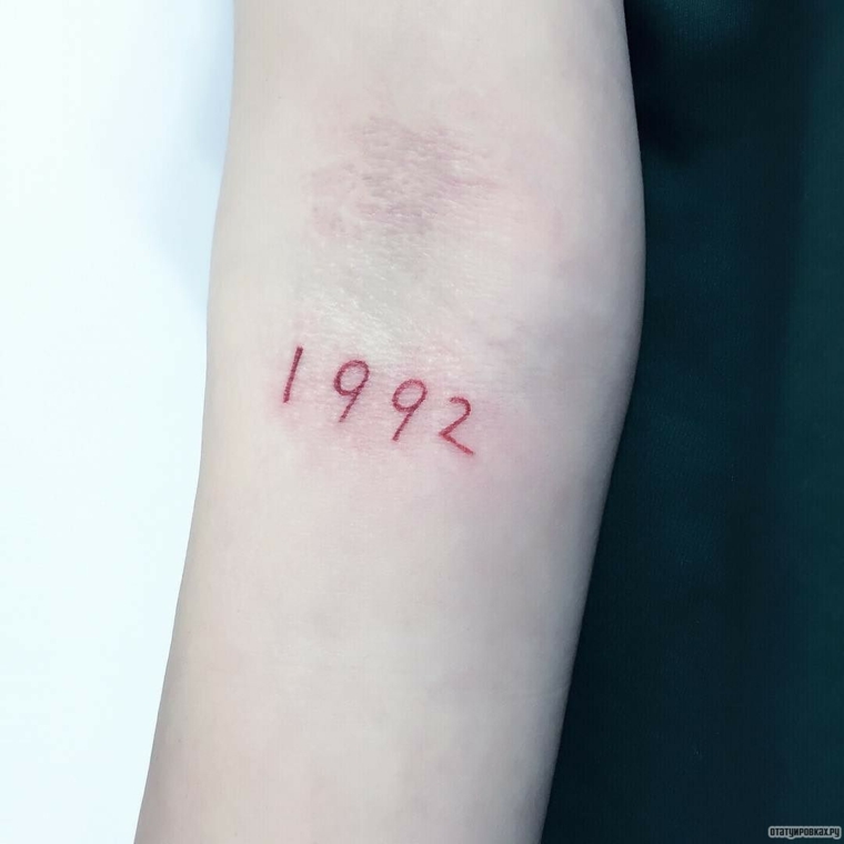 Tatuaggi numeri, numero 1992 tatuato sull'avambraccio, tatuaggio colore rosso