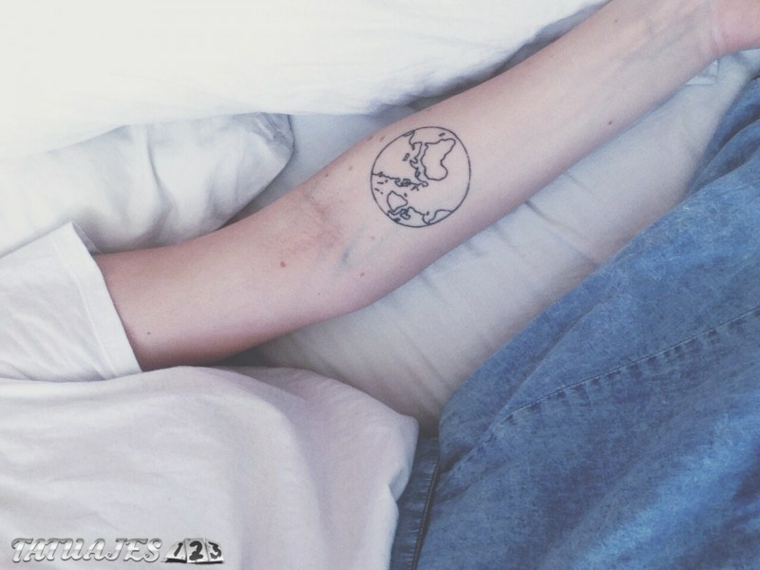 I tatuaggi più belli femminili, disegno mappamondo in un globo, tattoo globo