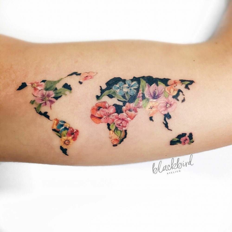Tipi di tatuaggi, tattoo con fiori, tatuaggio mappamondo sul braccio