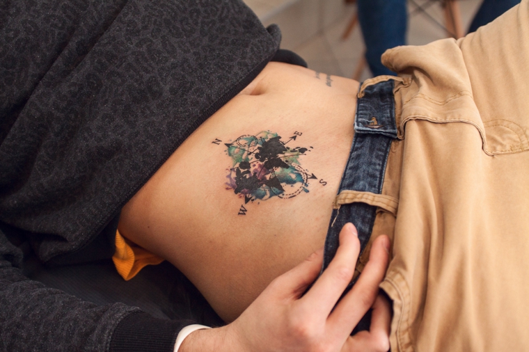 Tatuaggi significato libertà, tattoo colorato, disegno bussola con mappamondo