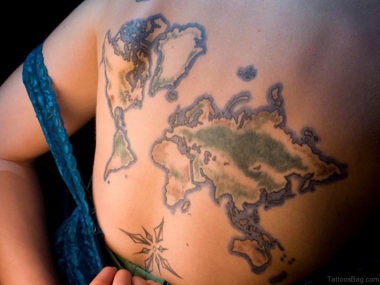Tipi di tatuaggi, tatuaggio sulla schiena, donna con tattoo mappamondo, tattoo colorato