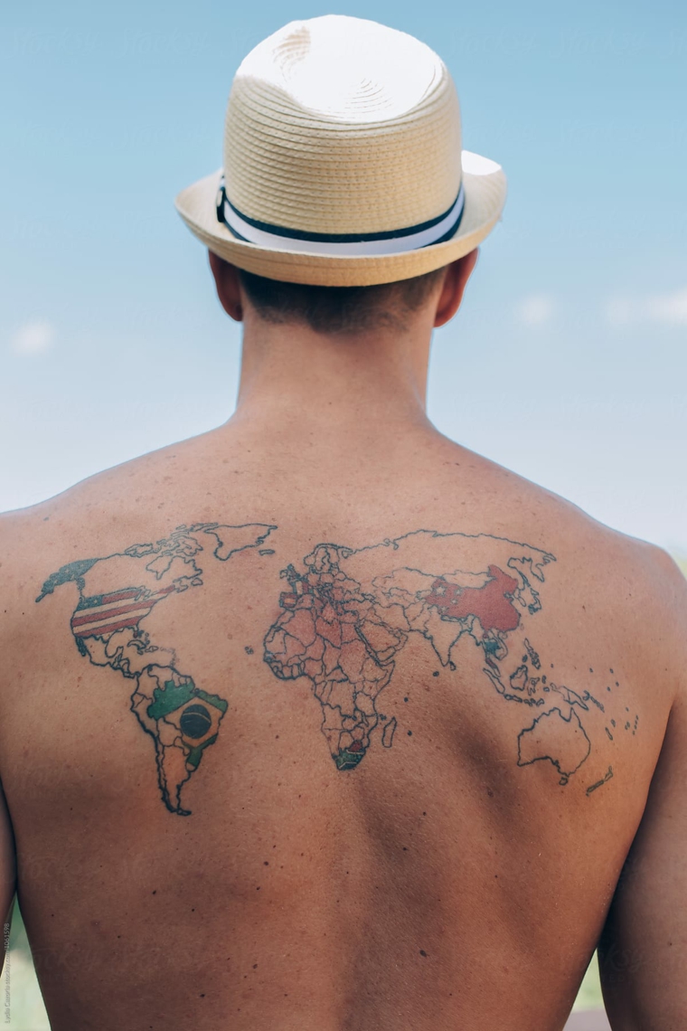 Mappamondo tattoo, tatuaggio sulla schiena uomo, uomo con capello di paglia