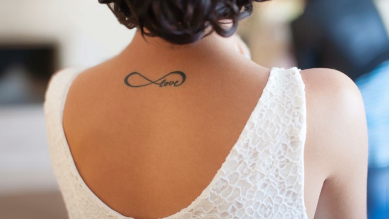 Tatuaggi significati profondi, tatuaggio sulla schiena, tatuaggio simbolo infinito