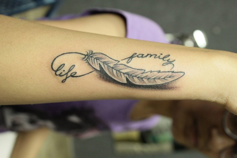 Tatuaggi femminili eleganti, tatuaggio piuma, disegno tattoo scritta, tatuaggio sull'avambraccio