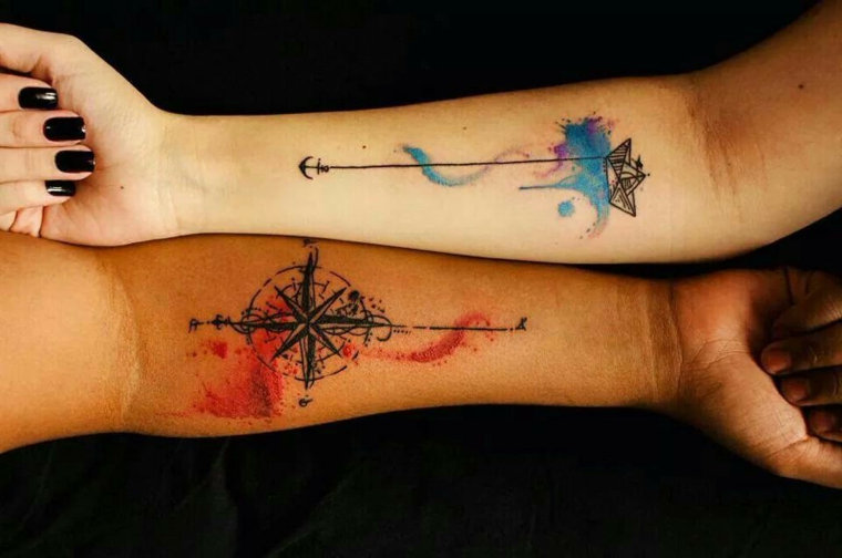 Tatuaggi da fare in coppia, disegno colorato sull'avambraccio, tattoo bussola uomo