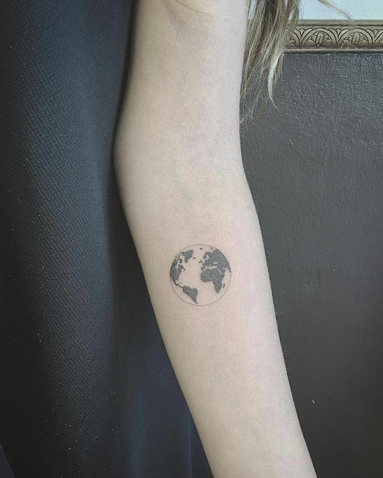 Tatuaggi significato libertà, tattoo sull'avambraccio, disegno tattoo mondo