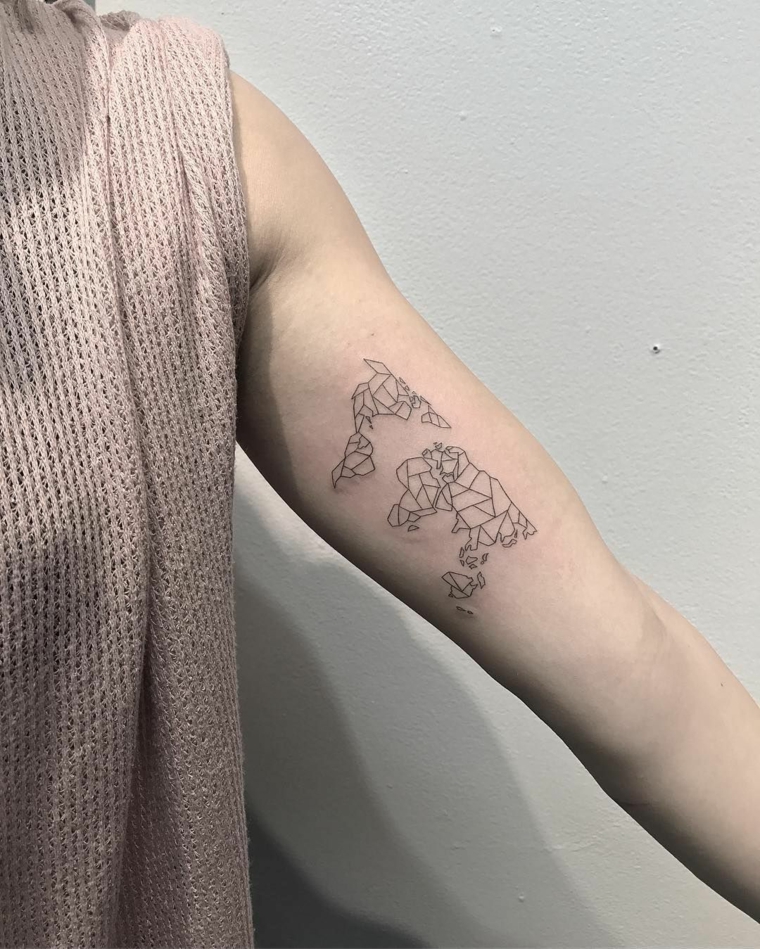 Mappamondo tattoo, tatuaggio sul braccio, disegno continenti, donna con tattoo