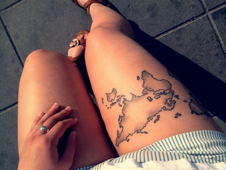 Tattoo gamba donna, tatuaggi significato libertà, mappa in bianco e nero
