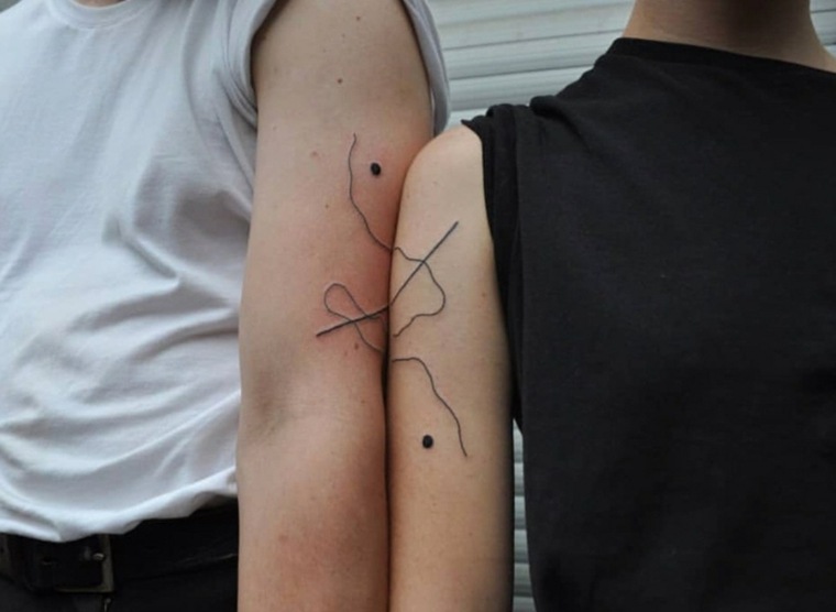 Tatuaggi più belli, tattto diviso in due, tatuaggio linea e puntini, braccia uomo e donna