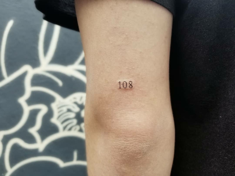 Tatuaggi braccio donne, tattoo numero 108, tattoo sul gomito