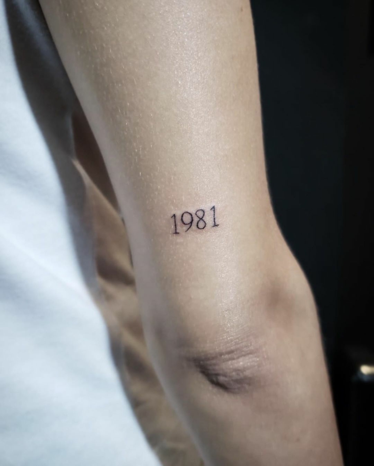 Tatuaggi braccio donne, tattoo sul gomito, tatuaggio anno 1981