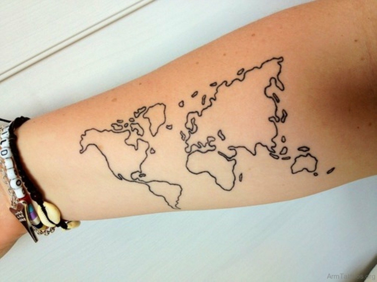 Tatuaggio mondo, tattoo sull'avambraccio, disegno mappa della terra, disegno continenti