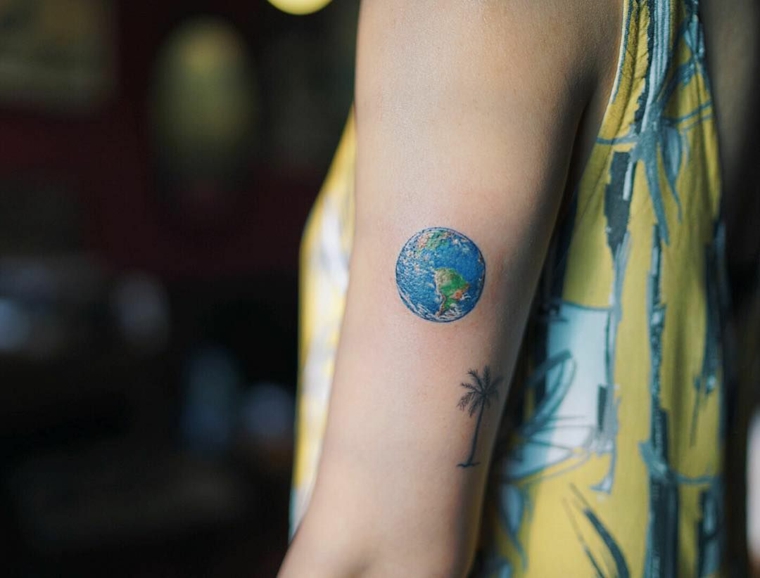 Tatuaggi colorati, tatuaggio sul braccio, disegno tattoo pianeta terra