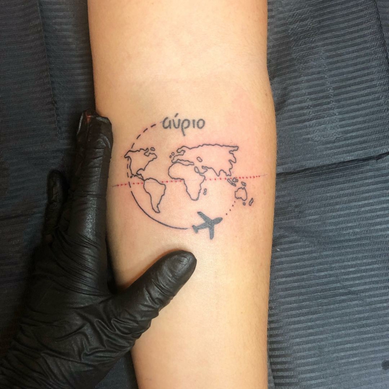 Disegno pianeta terra, tratteggio equatore, tatuaggi più belli, tattoo sull'avambraccio