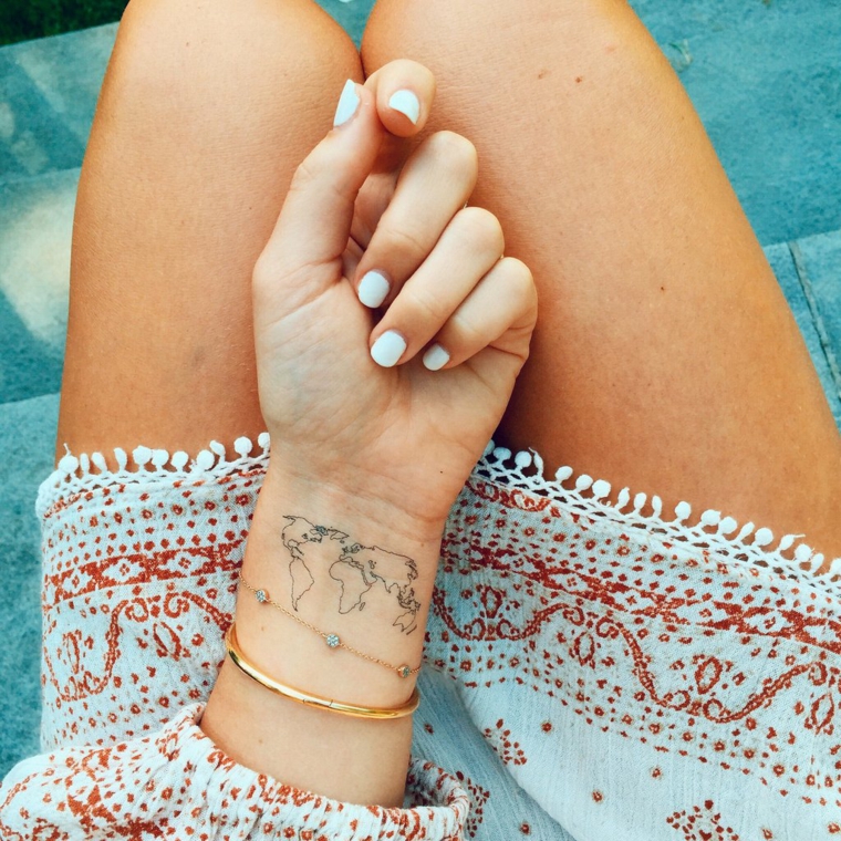 Braccialetto donna in oro, disegno mappamondo, tatuaggi fighi, unghie smalto bianco