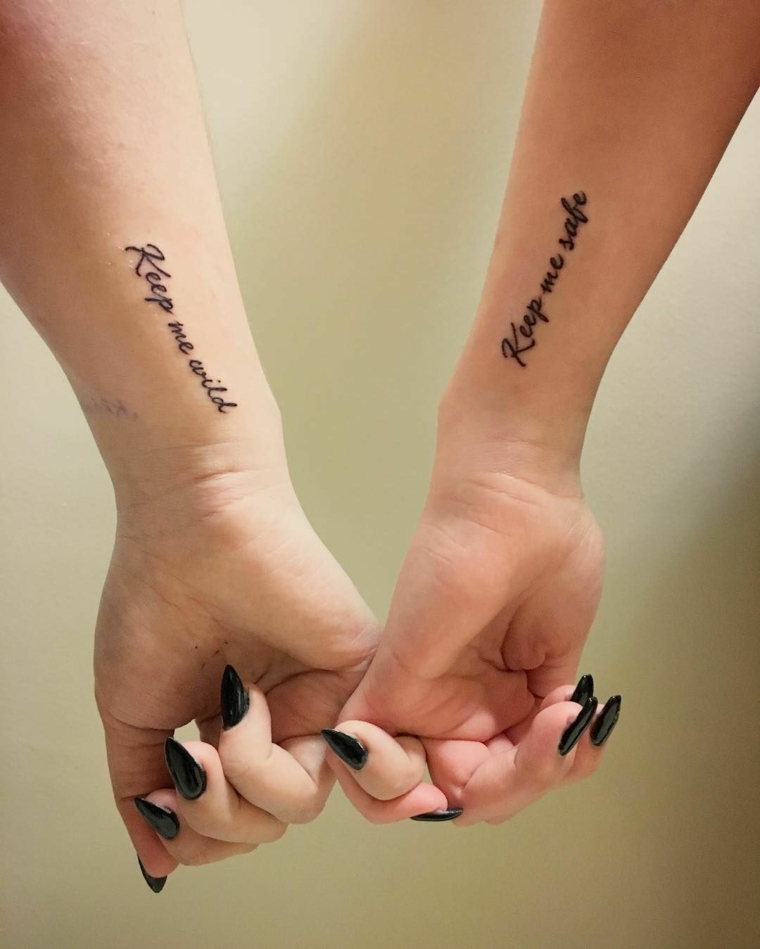 Tatuaggi migliori amiche, tattoo polso della mano, tatuaggio con scritta, tattoo in inglese