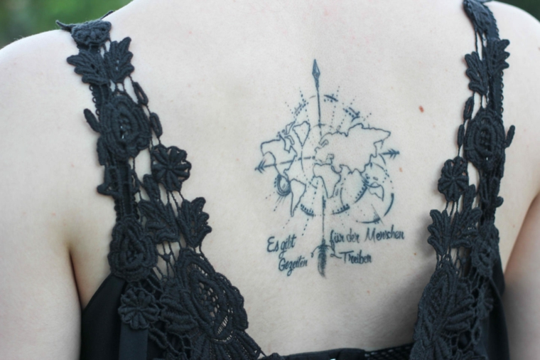 Disegno bussola con mappa, i tatuaggi più belli femminili, scritte paesi in corsivo 