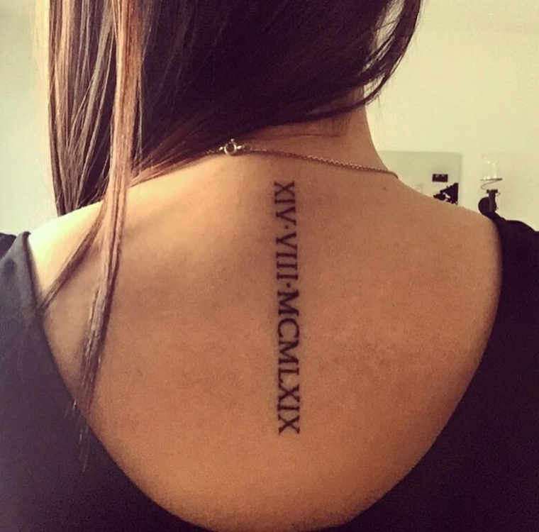 Scritte tattoo, tatuaggio donna sulla schiena, tatuaggio con numeri romani