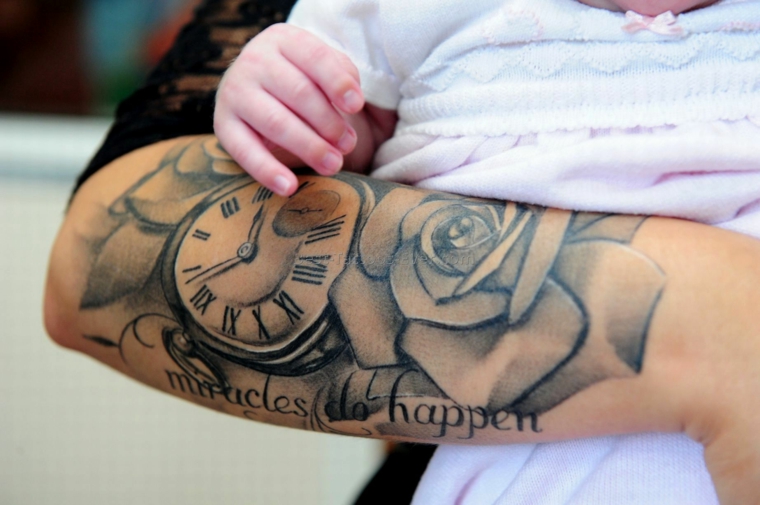 Scritta tattoo in inglese, uomo con braccio tatuato, simboli tattoo, disegno tattoo rosa e orologio
