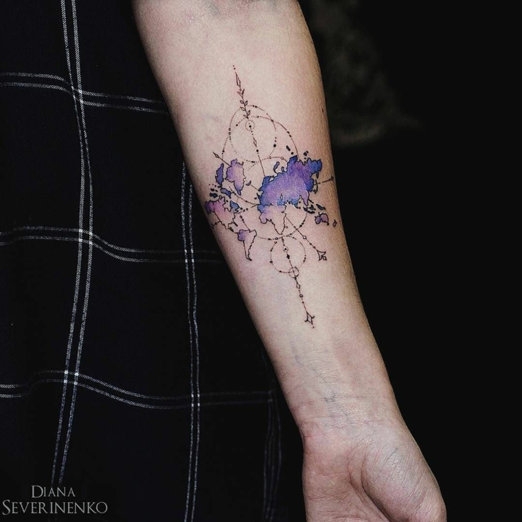 Tatuaggio mondo, tattoo sull'avambraccio, tatuaggio colorato sul braccio, disegno con frecce