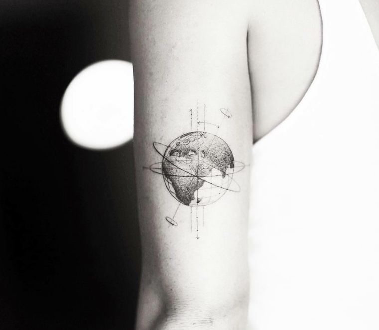 I tatuaggi più belli femminili, tatuaggio sul braccio, tattoo globo con direzioni