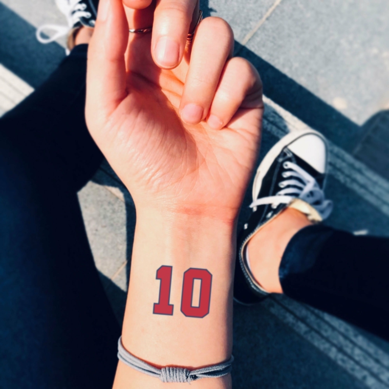 Tattoo numero 10, scritte tattoo, donna con tattoo sul polso
