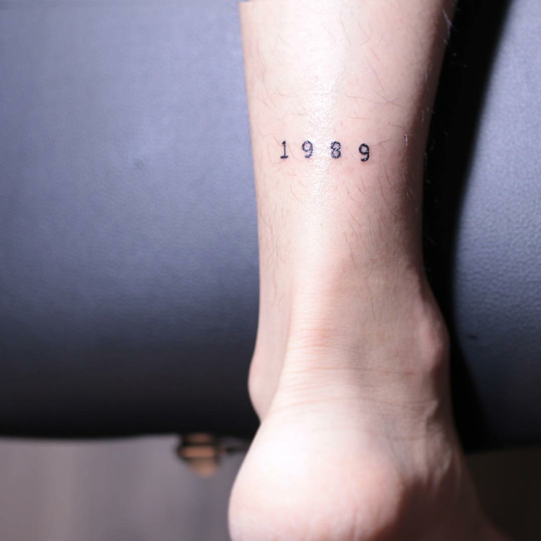 Tatuaggio sulla gamba, tatuaggio numero 1989, gamba uomo con tattoo