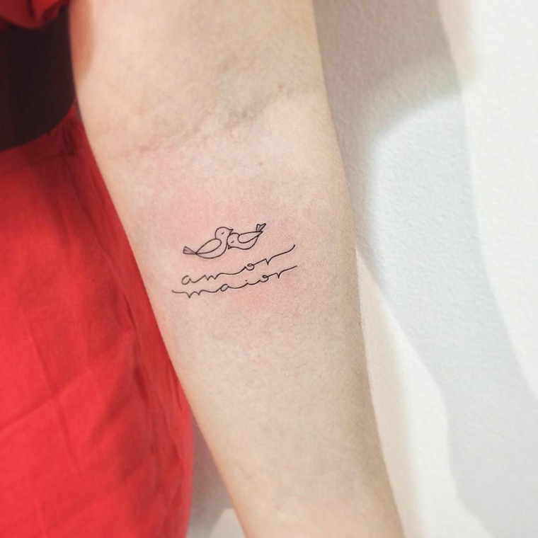 Tatuaggi femminili eleganti, tattoo sull'avambraccio, tatuaggio uccellini, donna con braccio tatuato