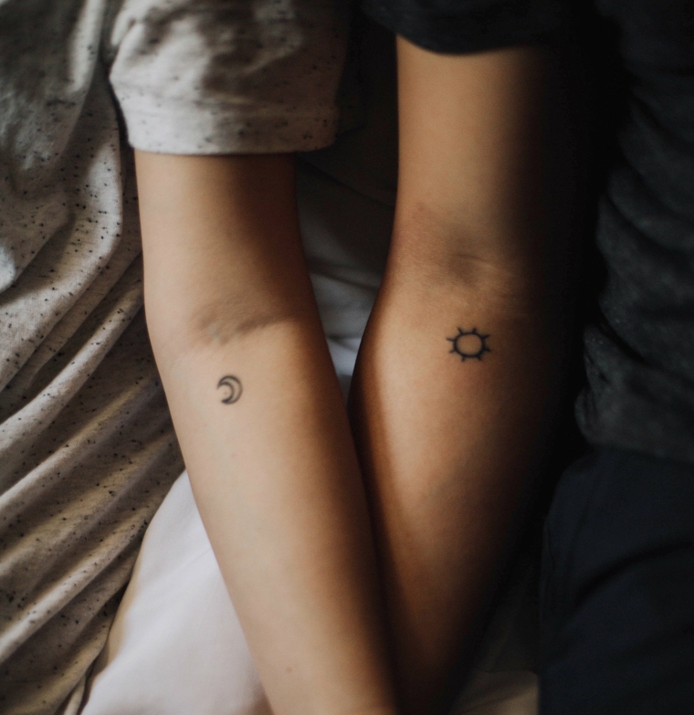 Tatuaggio con luna e sole, disegno tattoo sull'avambraccio, braccia unite donna e uomo