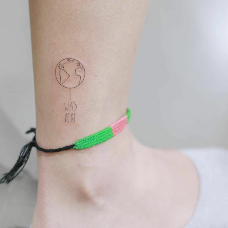 I tatuaggi più belli femminili, tattoo sulla caviglia, disegno globo con scritta